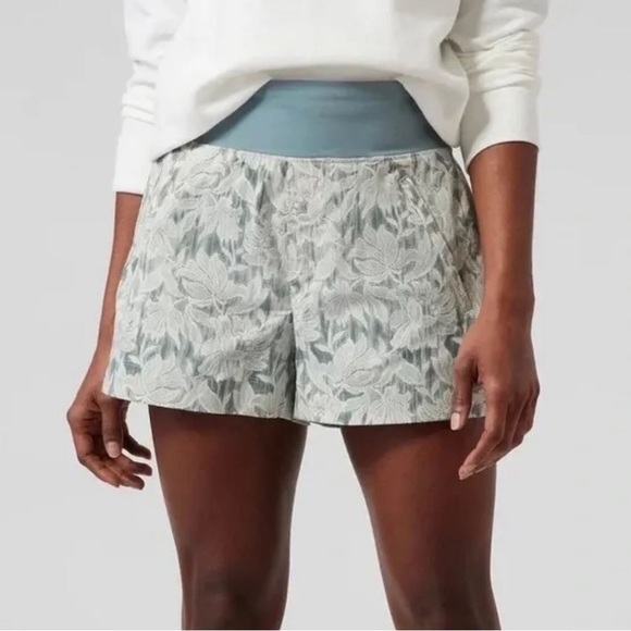 Athleta Trekkie North White/Green Floral Shorts Women’s Size 20 NWT $69 - Picture 3 of 3